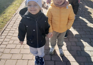 01.Dzieci idą na spacer.