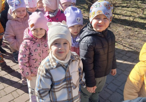 02. Dzieci idą na spacer.