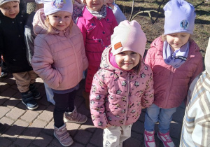 03. Dzieci idą na spacer.