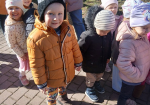 04. Dzieci idą na spacer.