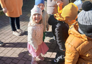 05. Dzieci idą na spacer.