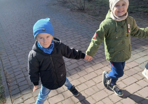 06. Dzieci idą na spacer.