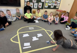 Dziewczynka losuje zagadkę.