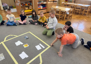 Chłopiec losuje zagadkę.