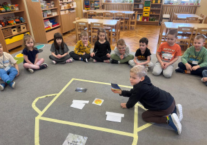 Chłopiec losuje zagadkę z pogodą.