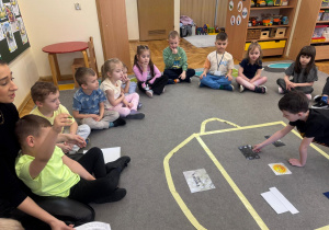 Chłopiec losuje zagadkę.