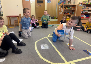 Chłopiec wskazuje rozwiązanie zagadki.