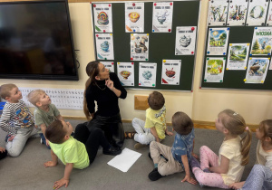 Dzieci szukają na tablicy odpowiedniego obrazka przedstawiającego dzisiejszą pogodę.