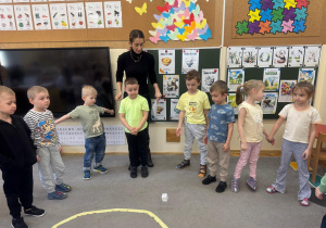 Dzieci rzucają kostką do gry.