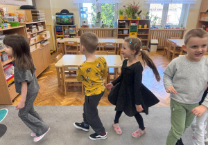 Dzieci pokazują jak szumi wiatr.