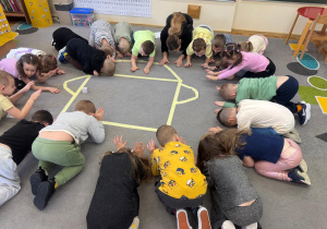 Dzieci naśladują chmury.