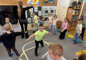 Dzieci naśladują deszcz.