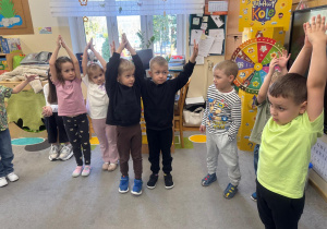 Dzieci naśladują słońce.