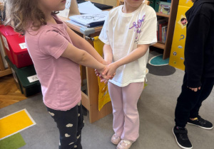 Dziewczynki robią tęczę.