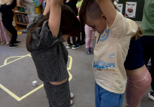 Chłopcy robią tęczę.