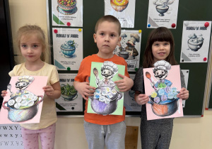 Dzieci pozują z gotowymi pracami.