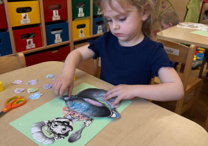 Dziewczynka kończy swoją pracę.