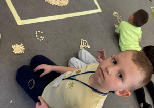 Chłopiec i jego ułożona litera g.