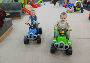 Chłopcy jeżdżą autkami.