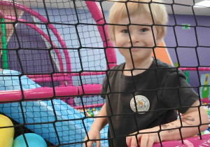 Chłopiec bawi się w figloraju.