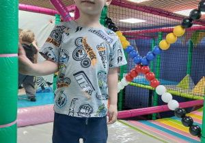 Chłopiec bawi się w figloraju.