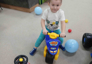 Chłopiec na motorze.