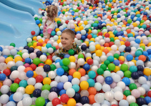 Dzieci bawią się w kulkach.