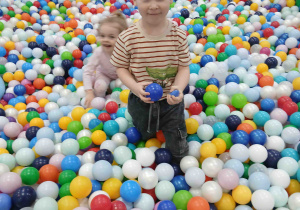 Dzieci w basenie z kulkami.