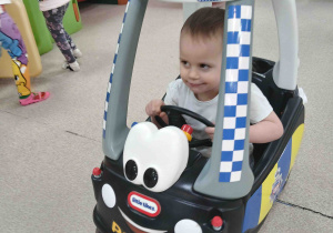 Dziewczynka jedzie autem.