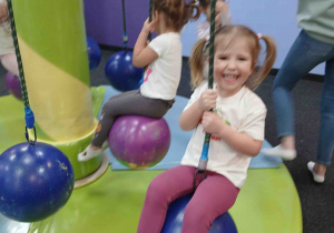 Dziewczynka na karuzeli.