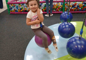 Dziewczynka na karuzeli.