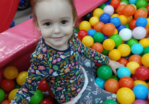 Dziewczynka w basenie kulkami.