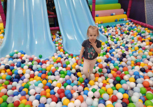 Dziewczynka w basenie z kulkami.