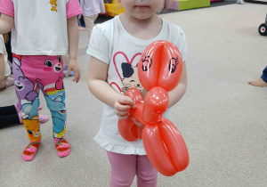 Dziewczynka z pieskiem z balona.