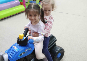 Dziewczynki jeżdżą autem.