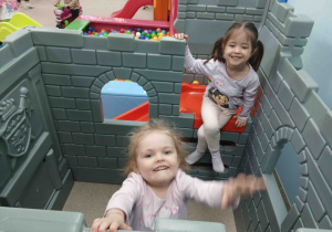 Dziewczynki w zamku.