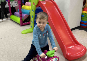 Chłopiec jedzie motorkiem.