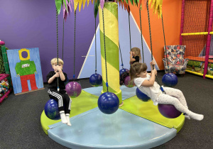 Dzieci kręcą się na karuzeli.