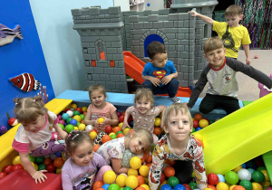 Dzieci bawią się w basenie z kulkami.