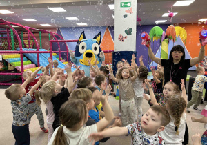 Dzieci bawią się bańkami.