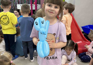 Dziewczynka z balonem w ręku.