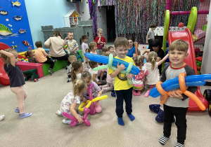 Dzieci bawią się balonami.