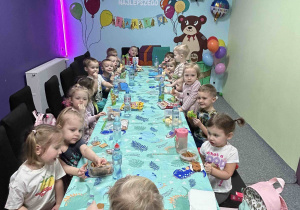 Dzieci jedzą posiłek.