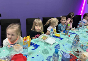 Dzieci jedzą posiłek.