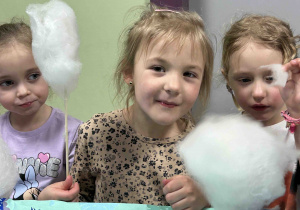 Dziewczynki jedzą watę.