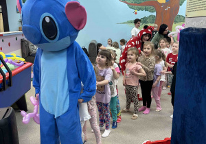 Zabawa dzieci ze Stichem.