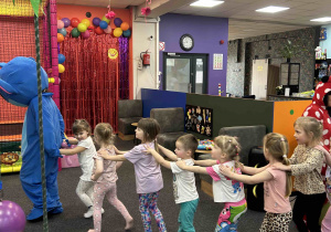 Zabawa dzieci ze Stichem.