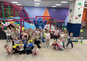 Pamiątkowe zdjęcie dzieci w figloraju.