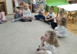 03.Czterolatki wykonują ćwiczenia.