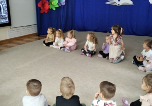 04.Dzieci oglądają film o borsuku.